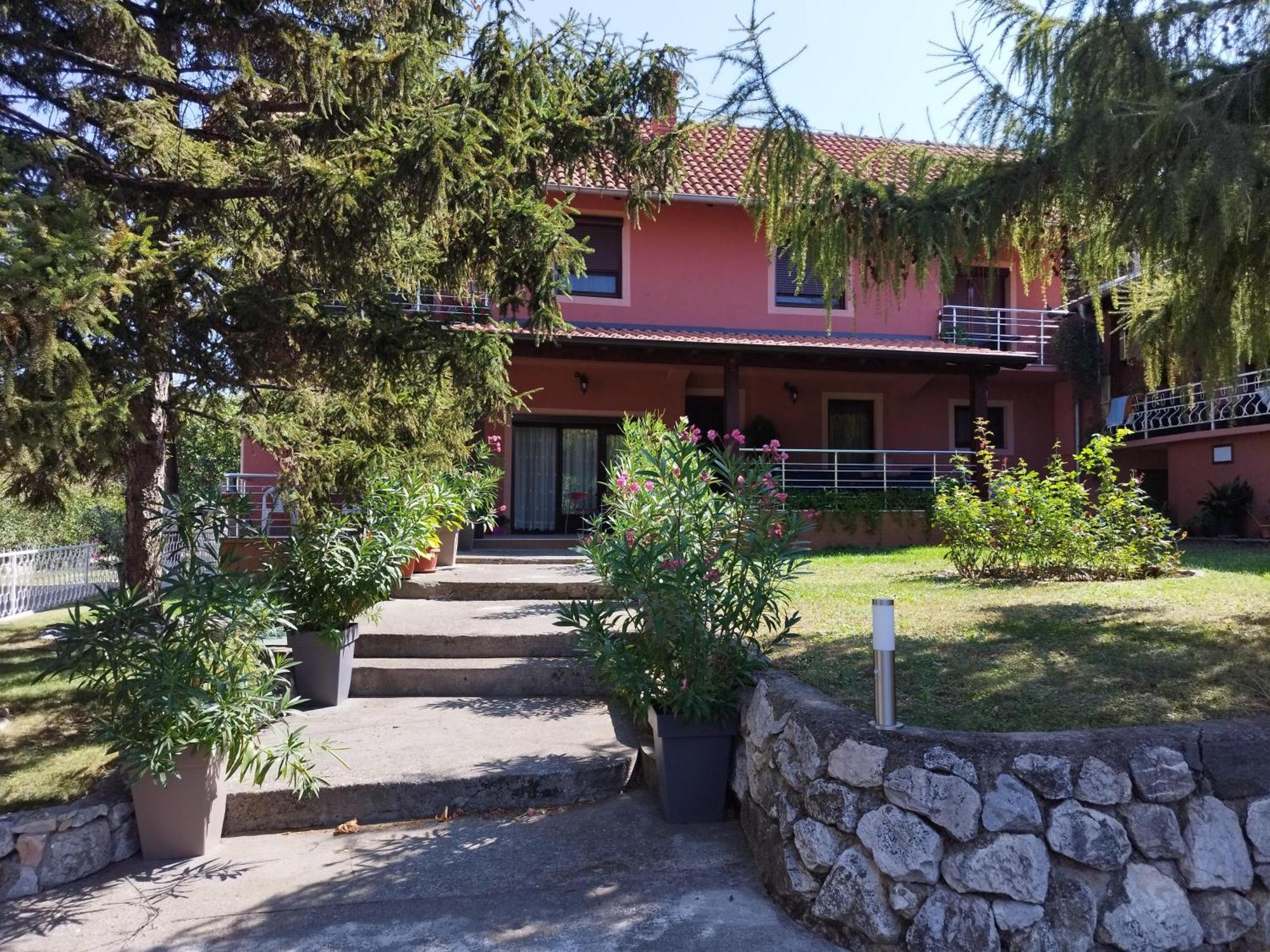 Studio 1 Golubăţ Exterior foto